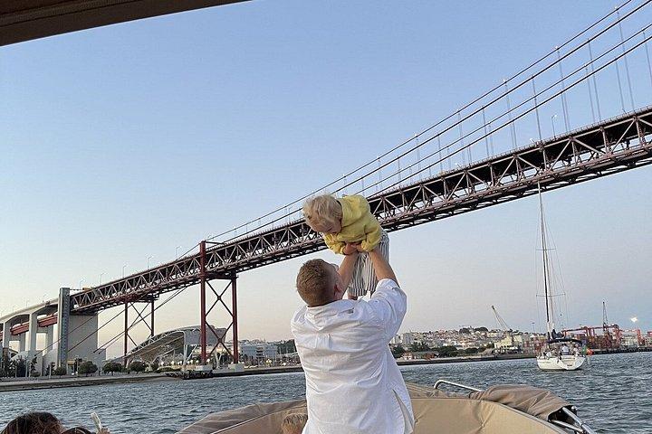 Lisbon Sunset Accogliente crociera in barca con Open Bar e Pizza