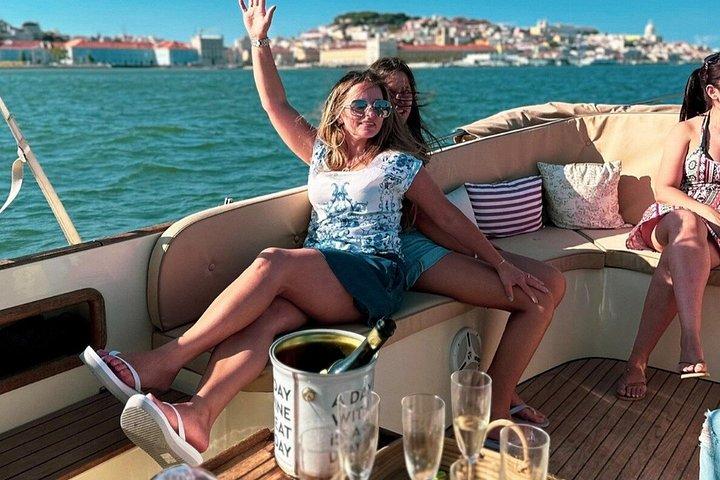 Lisbon Sunset Accogliente crociera in barca con Open Bar e Pizza