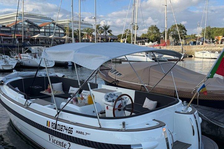 Lisbon Luxury Cruise Experience with Sangria & Pizza