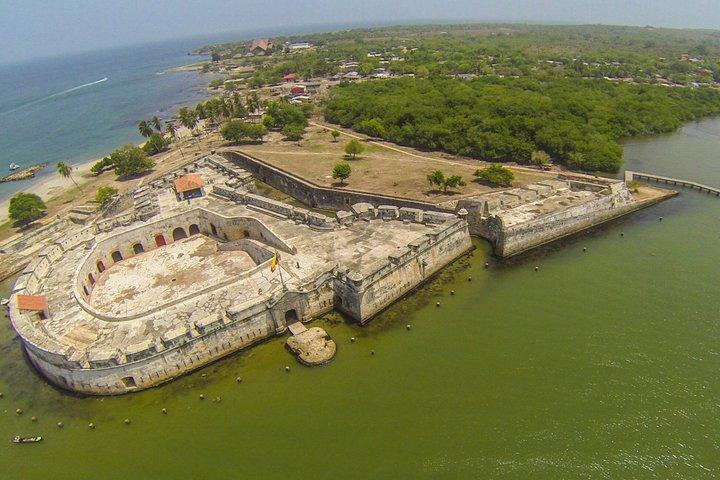 Tour privato in barca sull'isola di Rosario e Barú fino a 17