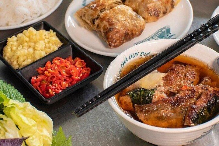 ハノイストリートフードツアー：隠れたローカルイーツ＆フルミール体験