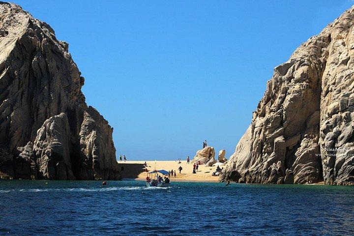 カボ・サン・ルーカスのアーチ群ボートツアー（水泳とビーチでの休憩付き）