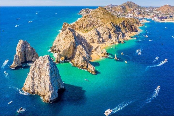 カボ・サン・ルーカスのアーチ群ボートツアー（水泳とビーチでの休憩付き）