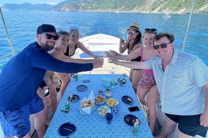 Tour privato di mezza giornata delle Cinque Terre con un gozzo tradizionale