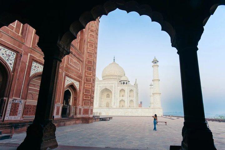 Taj Mahal Tour med inträdesbiljetter & Govt Guide med tillägg