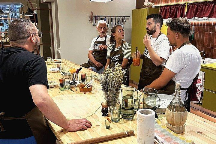 ティラナでアルバニア伝統料理教室 ラキの試食付き