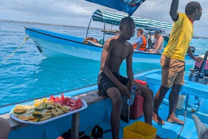 ムネンバ島シュノーケリングタートル水族館とケンドワビーチツアー