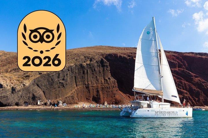 サントリーニ島プライベートカタマランクルーズ（BBQ、オープンバー＆送迎付き）