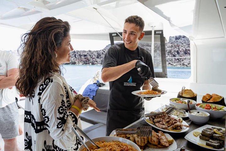 Santorini Cruzeiro de Catamarã Privado com BBQ, Open Bar e Transfers