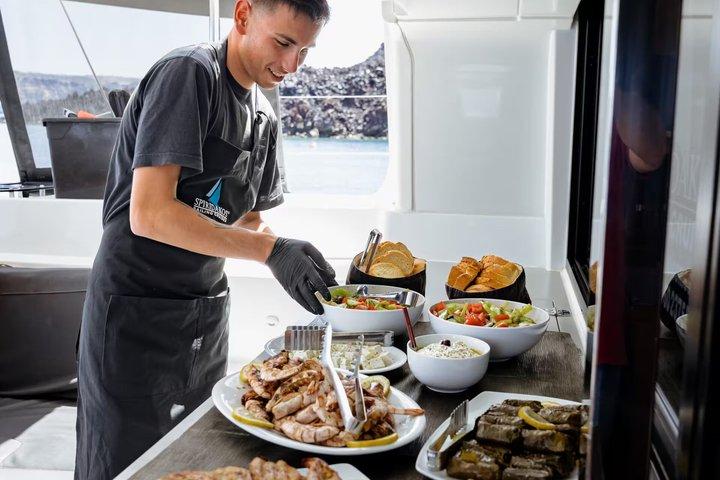 サントリーニ島プライベートカタマランクルーズ（BBQ、オープンバー＆送迎付き）