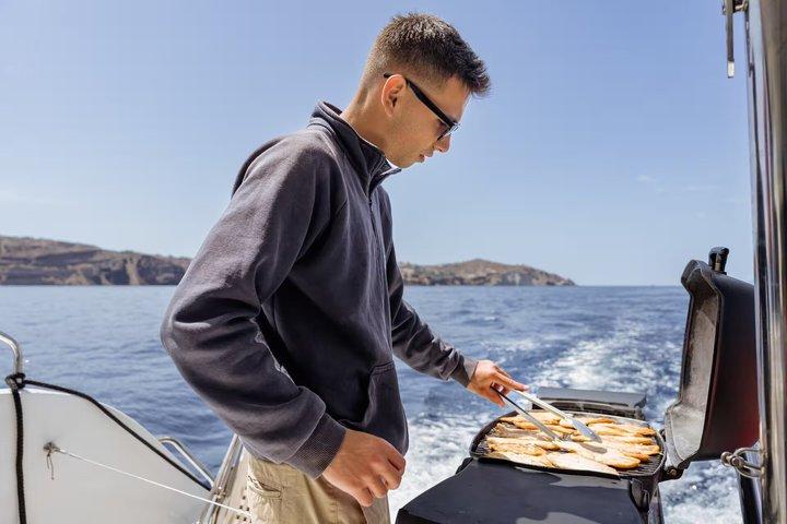 サントリーニ島プライベートカタマランクルーズ（BBQ、オープンバー＆送迎付き）