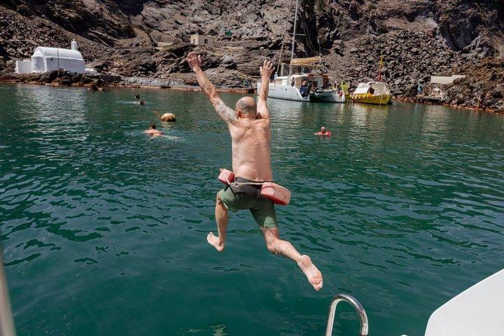 Santorini Cruzeiro de Catamarã Privado com BBQ, Open Bar e Transfers