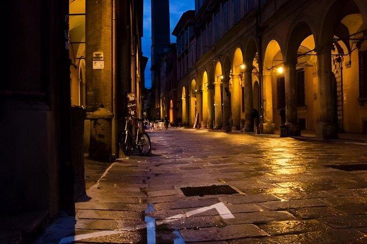 Bologna Night Walking Tour : verborgen legendes en geheime plekken