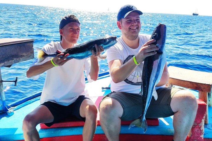 ALL FAMILY FUN : 釣り&水泳 ボートでBBQ付き(少人数)