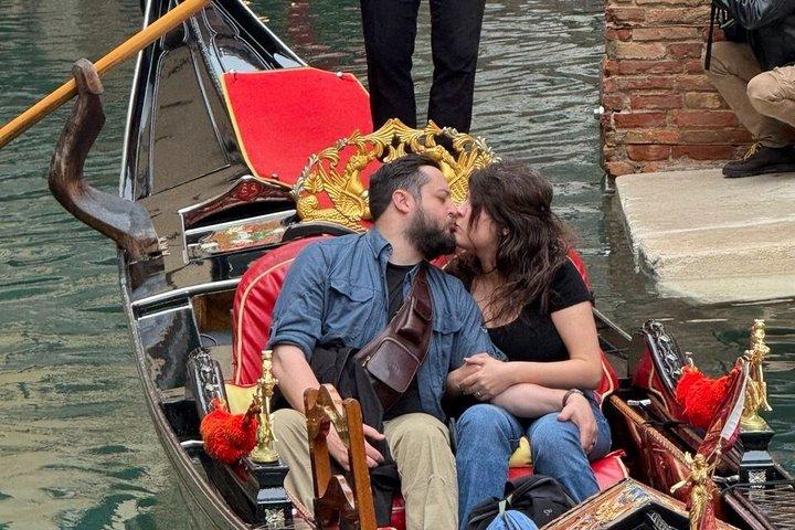 Deluxe Gondola Ride com "Música ao Vivo" em Veneza com Pick-Up