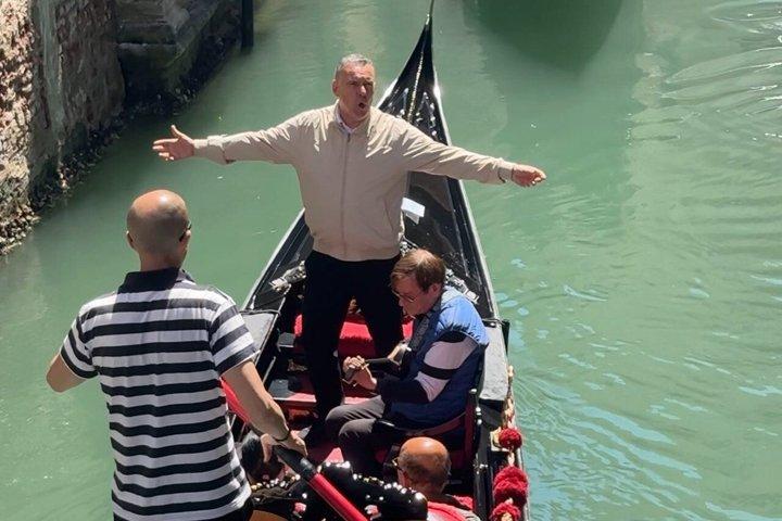 Deluxe Gondelfahrt mit "Live Music" in Venedig mit Abholung