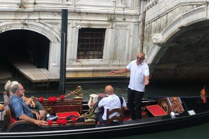 Deluxe Gondelfahrt mit "Live Music" in Venedig mit Abholung