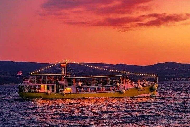 Omiš : プチシュチャブラチ島サンセットボート旅行（夕食付き）