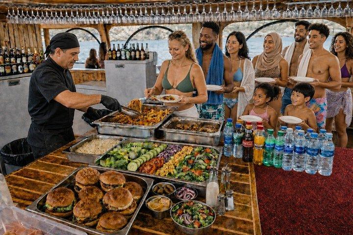 アンタルヤ海賊船ツアーでデューデンの滝を下る