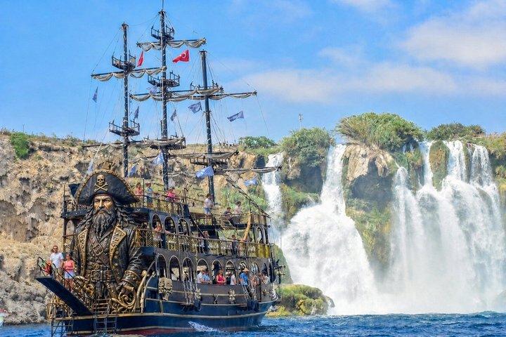 アンタルヤ海賊船ツアーでデューデンの滝を下る