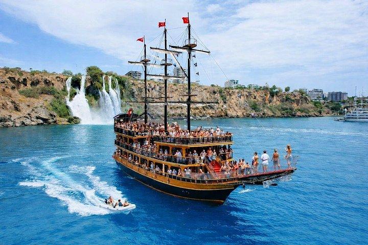 アンタルヤ海賊船ツアーでデューデンの滝を下る