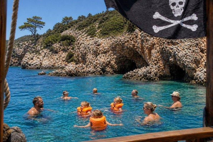 アンタルヤ海賊船ツアーでデューデンの滝を下る