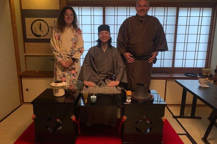 京都：150年の歴史を誇る町家にテーブルと椅子で茶道