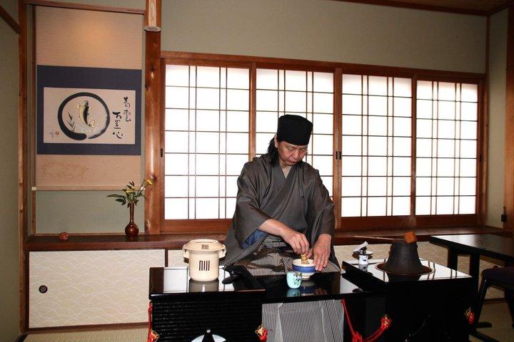 京都：150年の歴史を誇る町家にテーブルと椅子で茶道