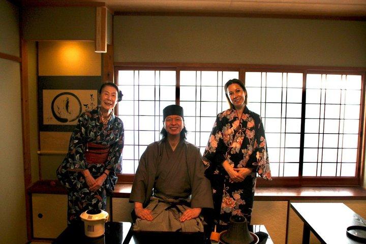 京都：150年の歴史を誇る町家にテーブルと椅子で茶道