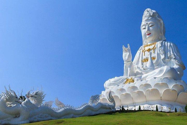チェンライの 3 つの寺院を巡る 1 日白、青、大仏寺院
