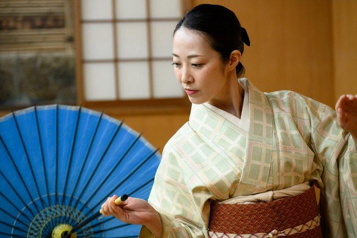 東京：隠れた歴史的な舞台での芸者体験とショー