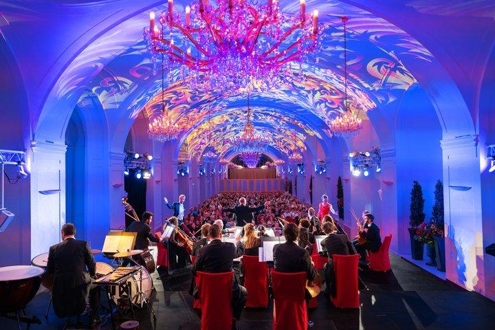 ウィーンのシェーンブルン宮殿の夜：3コースディナーとコンサート