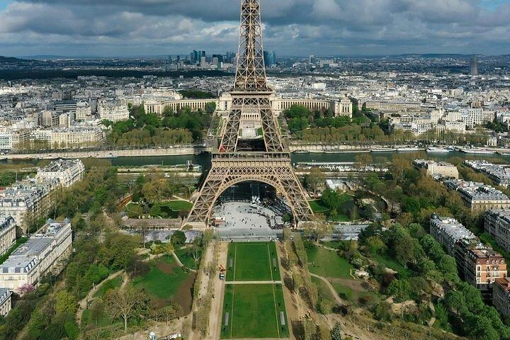 パリからボーヴェ空港までの8名様向けプライベート送迎