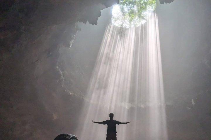 Visita guiada privada a la cueva de Jomblang y la playa de Timang