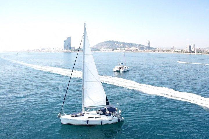 Gita in barca a vela a Barcellona con snack e bevande