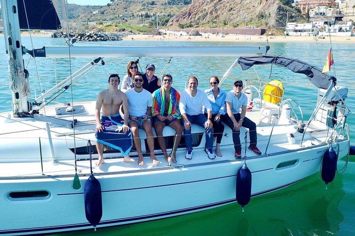 Gita in barca a vela a Barcellona con snack e bevande