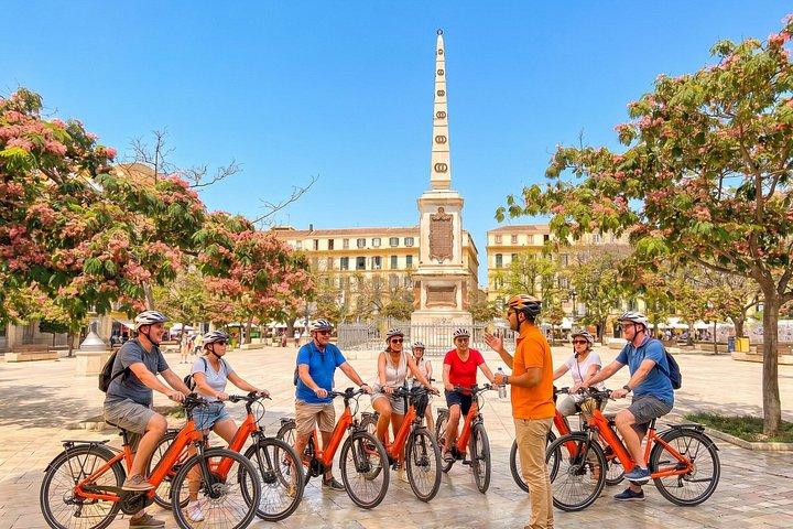 マラガ・エクスプレス・バイク・ツアー電動バイクまたは自転車で街を発見