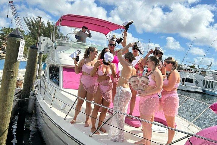 50フィートピンクヨット+2ジェットキス付きピンクヨットチャーターインマイアミ
