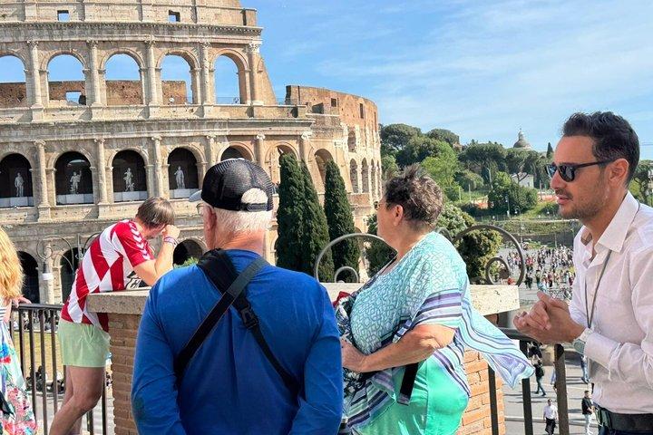 Divertente tour in golf cart con musica e gelato a Roma