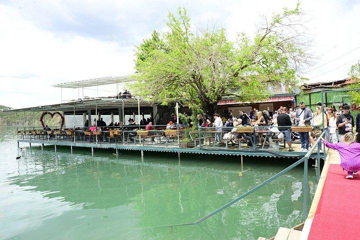 サイドベビーライオンズグリーンキャニオンの滝とモスクツアー（ランチ付き）