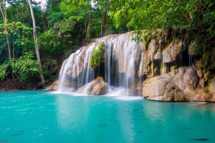 Excursão privada de Kanchanaburi: Erawan Waterfall e templos místicos