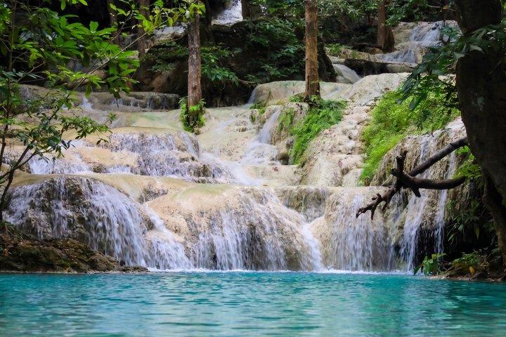 Visite privée de Kanchanaburi : Cascades d'Erawan et temples rupestres