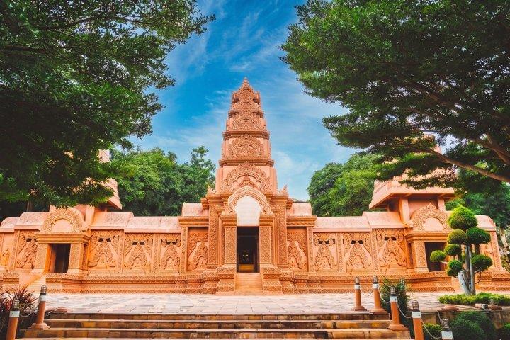 Visite privée de Kanchanaburi : Cascades d'Erawan et temples rupestres