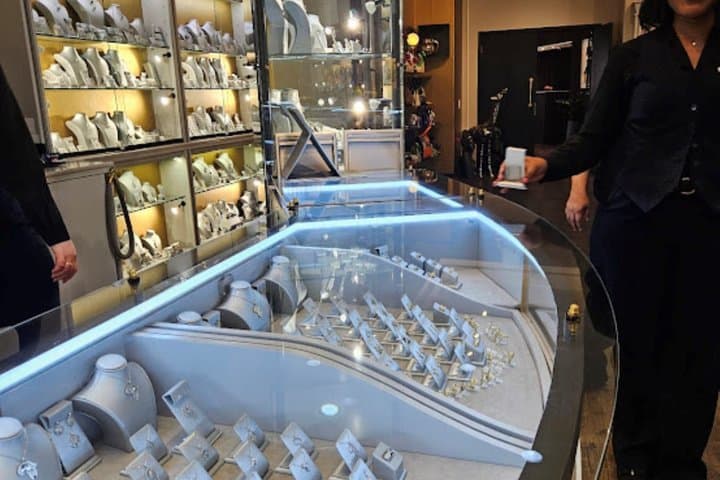 Cape Town Retail and Diamond Workshop Private Tour with Pickup
