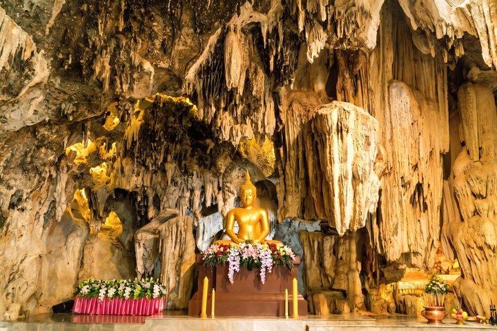 Visite privée de Kanchanaburi : Cascades d'Erawan et temples rupestres