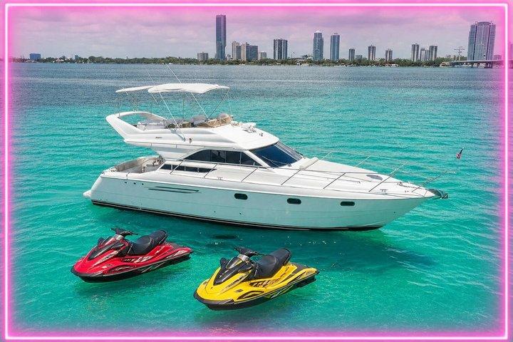 55ft + 2 Jetski + Kostenlose Stunde inklusive | Miami Yacht Rental 13 Ppl