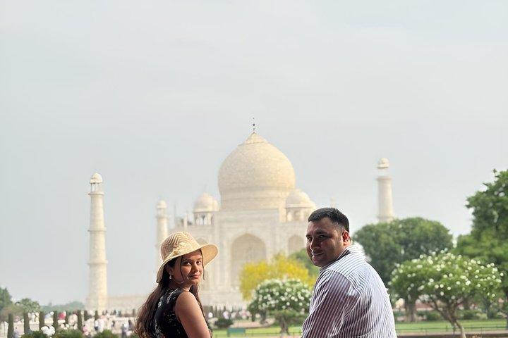 プロのカメラマンとアーグラ・タージ・マハルで撮影