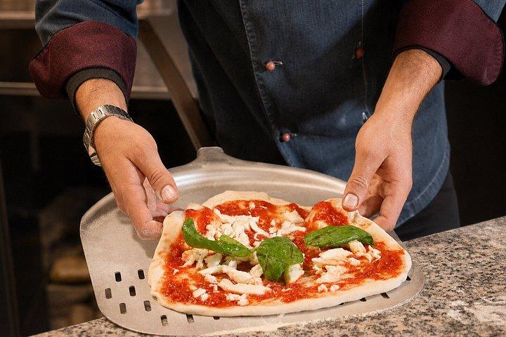 Rome: Small Group Neapolitan Pizza Class with Spritz