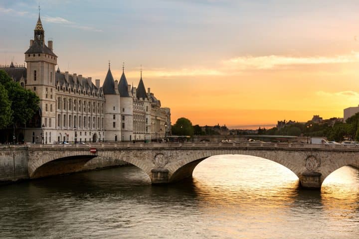 Evening Seine River Cruise with Musical Ambiance