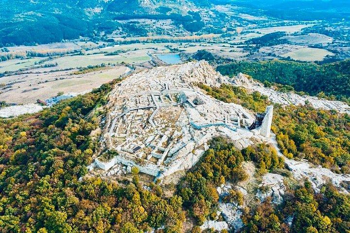 プロヴディフ発：ペルペリコン、ヴィラ・アルミラ、岩茸ツアー